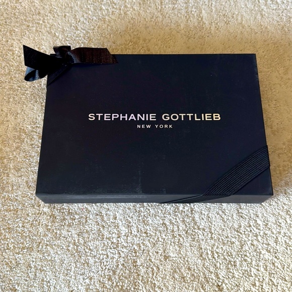 Stephanie Gottlieb ‘L’ Initial Stud Earring - Picture 2 of 4